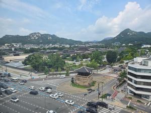 산 경관 또는 아파트에서 바라본 산 전망