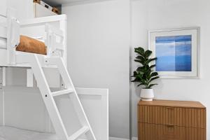 Μία ή περισσότερες κουκέτες σε δωμάτιο στο Stylish CBD Stay 2BR with Balcony & Wi-Fi