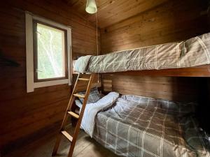 The Little Cabin in Shodoshima -小豆島 山小屋 リトルキャビン-客房内的一张或多张床位