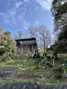 小豆岛The Little Cabin in Shodoshima -小豆島 山小屋 リトルキャビン-的旧谷仓,坐在田野顶上