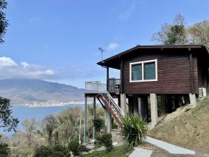 小豆岛The Little Cabin in Shodoshima -小豆島 山小屋 リトルキャビン-的山边的房屋,享有美景
