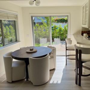 a kitchen and dining room with a table and chairs at Montecito-Splendide beachside retreat in Montecito