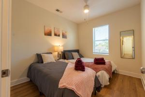 Ένα ή περισσότερα κρεβάτια σε δωμάτιο στο Brandnewdtbeachwilmingtonfreewifipooltable