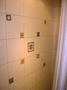 Baño de azulejos blancos con azulejos en la pared en Patarei Apartment, en Tallin