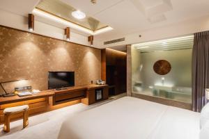 TV a/nebo společenská místnost v ubytování Chongqing Jiayu Emperor Hotel
