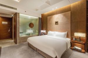 Postel nebo postele na pokoji v ubytování Chongqing Jiayu Emperor Hotel