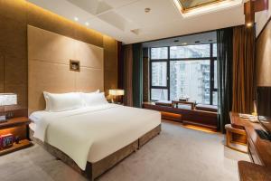 Postel nebo postele na pokoji v ubytování Chongqing Jiayu Emperor Hotel