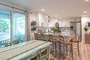 Η κουζίνα ή μικρή κουζίνα στο Spacious 4-Bedroom Retreat in Ocean Pines