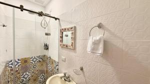 ビージャ・デ・レイバにあるCasa Gloria en Villa de Leyvaの洗面台とシャワー付きの白いバスルーム +32枚の写真