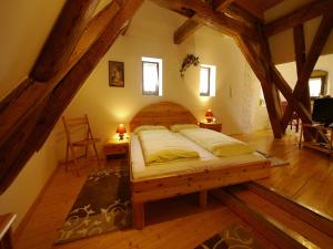 Postel nebo postele na pokoji v ubytování Worners Schloss Weingut & Wellness-Hotel