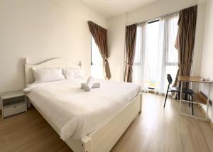 ein Schlafzimmer mit einem weißen Bett und einem großen Fenster in der Unterkunft Deluxe Seaview Suite Tripe Bed with bath tub 25 in Tanjong Tokong + 42 Fotos