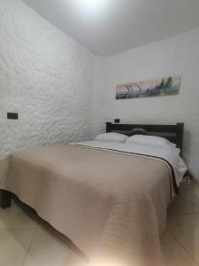 una camera da letto con un letto in una stanza bianca di Apartamento Rionegro cerca a Aeropuerto a Rionegro Altre 12 foto