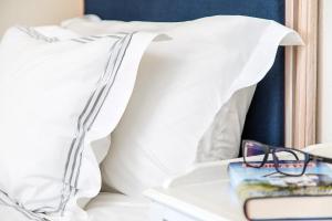 En eller flere senger på et rom på Hotell Gässlingen