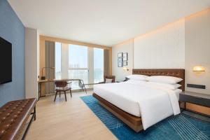 Rúm í herbergi á Four Points by Sheraton Rizhao