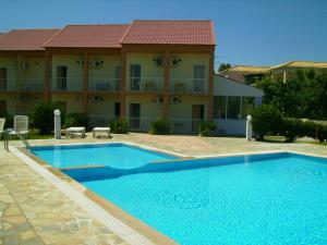 Bazén v ubytovaní Aggelos Family Hotel alebo v jeho blízkosti