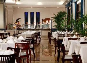 
Een restaurant of ander eetgelegenheid bij Stella Di Mare Gardens Resort & Spa
