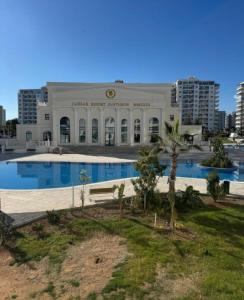un edificio con una gran piscina frente a él en 2 Bedrooms At Caesar Resort & Spa Iskele Claudius 9, en Iskele