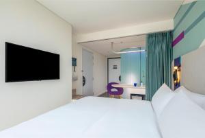 Tru by Hilton Lao Cai City Riverside的电视和/或娱乐中心