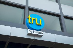 Tru by Hilton Lao Cai City Riverside的证书、奖牌、标识或其他文件