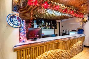 eine Bar mit Weihnachtsdekoration an der Wand in der Unterkunft Family Country Hotel and Convention Centre in Lagao