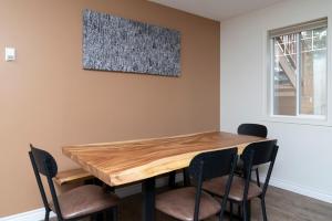 Fotografie z fotogalerie ubytování Rocky Mountain Gem - One Level 750 sq ft - Hot Tub - Quiet Condo - Self Check-In - Free Parking - BBQ Fire Pit Area v destinaci Canmore