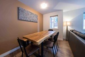 Fotografie z fotogalerie ubytování Rocky Mountain Gem - One Level 750 sq ft - Hot Tub - Quiet Condo - Self Check-In - Free Parking - BBQ Fire Pit Area v destinaci Canmore