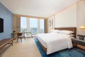 Postel nebo postele na pokoji v ubytování Four Points by Sheraton Rizhao + 37 fotografií