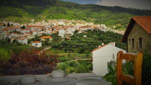 Uma vista geral da montanha ou uma vista da montanha a partir do hotel