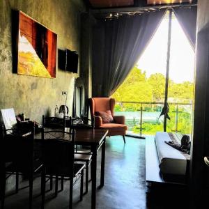 TV a/nebo společenská místnost v ubytování Theloft boutique nakhonpanom