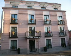 un edificio rosa con flores en los balcones en Marionn Hotel, en Tiflis