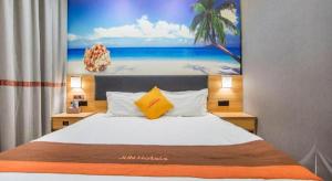 a bedroom with a bed with a picture of the beach at Jun Hotel Gansu Lanzhou Chengguan District Zhangye Road Walking Street in Lanzhou +141 photos