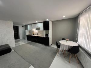 ein Wohnzimmer mit Tisch und Küche in der Unterkunft 1-Confortable and ideal Apartament-Квартира посуточно Edinet in Edineţ