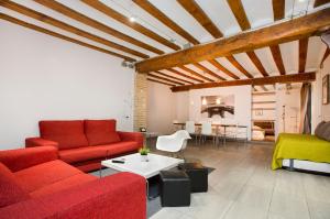 a living room with a red couch and a table at Total Valencia Elegance in Valencia