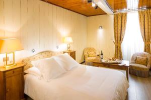 Un pat sau paturi într-o cameră la Hotel de la Poste