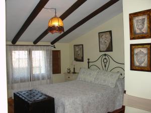 a bedroom with a bed and a lamp at Paraíso Villa Parchís in Motilleja