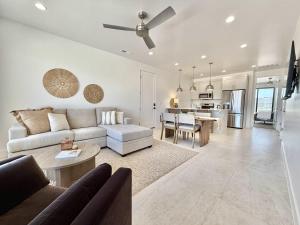 カナブにあるDesigner townhome in Kanab near Zion and Bryceのソファとテーブルのあるリビングルーム
