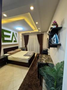 a hotel room with a bed and a table at كمباوند فلورينزا 50 in Hurghada