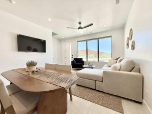 Μια τηλεόραση ή/και κέντρο ψυχαγωγίας στο Luxury Desert Townhome in Kanab near Zion