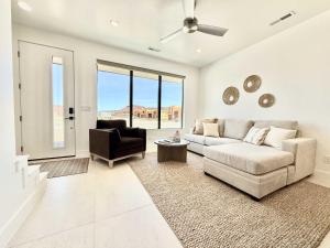 Χώρος καθιστικού στο Luxury Desert Townhome in Kanab near Zion +16 φωτογραφίες