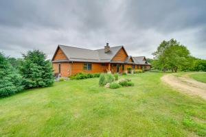 StockholmにあるHot Tub and On-Site Trails Spacious Stockholm Cabinの草の庭のある木造家屋