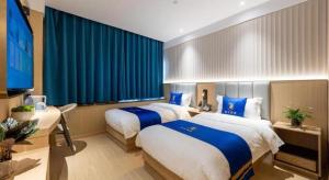 Super 8 Hotel Beijing South Railway Station Majiabao Metro Station客房内的一张或多张床位