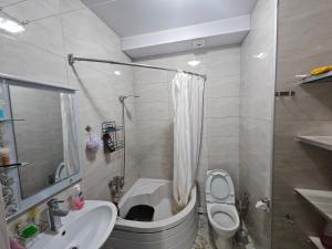 Phòng tắm tại Two-Bedroom Apartment Двухкомнатная квартира +14 ảnh