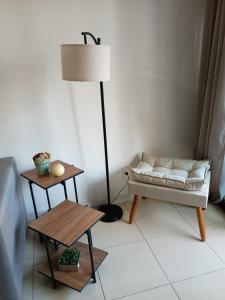 Suite, 2quartos, cozinha completa, varandão, 2 vagas de garagem客房内的一张或多张床位