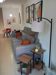 Suite, 2quartos, cozinha completa, varandão, 2 vagas de garagem的休息区