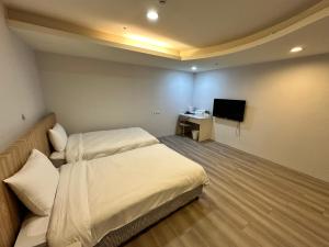 Televízia a/alebo spoločenská miestnosť v ubytovaní Xingyi Hotel