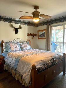 CrestlineBest View of the Lake! Huge Deck!的带床和吊扇的卧室 更多20张照片