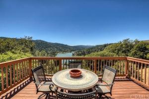 CrestlineBest View of the Lake! Huge Deck!的享有美景的木制甲板上配有桌椅