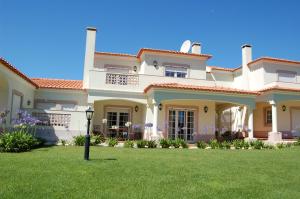 a large house with a lawn in front of it at D. Duarte Townhouse in Casal da Lagoa Seca