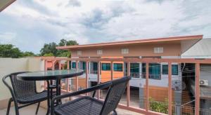 ein Balkon mit Tisch und Stühlen und ein Gebäude in der Unterkunft Nornnan Hotel in Nan