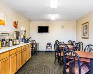 Dapur atau dapur kecil di Econo Lodge Longmont East
